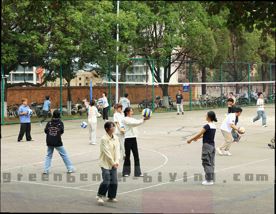 空长椅的一角与草地边缘，画面右侧留出大片空白